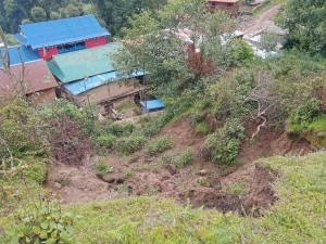 बस्तीमाथि पहिरो जाँदा पाँचधारे बजार जोखिममा   