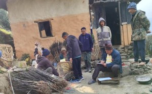 व्यावसायिक स्याउ खेती सुरु गर्दै वैकुण्ठेका किसान   