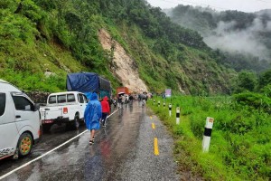 पहिरोको जोखिम : पृथ्वी राजमार्ग र नारायणगढ-मुग्लिन सडक राति बन्द