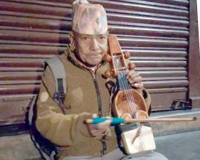 परम्परा जोगाउँदै ७३ वर्षीय रामबहादुर गन्धर्व   