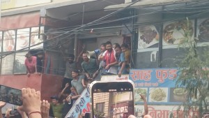 रवि लामिछानेलाई आन्दोलनकारीले जेलबाट बाहिर निकाले