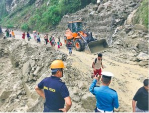 अविरल वर्षापछि सात जिल्लाका प्रमुख सडक अवरुद्ध, बिपी र कान्तिलोकपथमा राति सवारी रोक