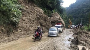 वर्षाले सडक अवरुद्ध, विभिन्न ठाउँमा राति यातायात बन्द