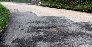 भोजपुर-लेगुवा सडक : भत्किएका ठाउँमा टालिएको कालोपत्र नै उप्कियो   