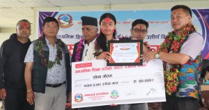 माछापुच्छ्रे गाउँपालिकाद्वारा उत्कृष्ट छात्रा सम्मानित 