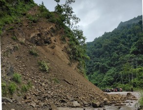 पहिरोका कारण सिद्धार्थ राजमार्ग अवरुद्ध   