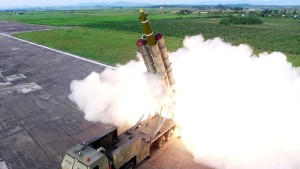 उत्तर कोरियाली नेता किमद्वारा मल्टिपल रकेट लन्चरको परीक्षण निरीक्षण       
