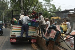 सामान सारेर वस्ती खाली गर्दै थापाथलीस्थित सुकुम्बासी