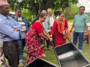कृषि सामग्री ढुवानी गर्न किसानलाई ठेलागाडा सहयोग   