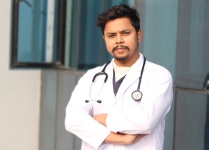 घर घरमै चिकित्सा सेवा पुर्याउँदै डा. चेवन   