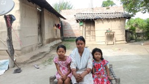 बाढीले खोस्यो दसैँको टीका, बेपत्ता आफन्तको पर्खाइमा खाली निधार   