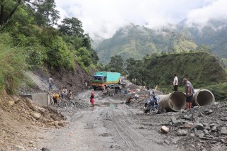बेनी-जोमसोम सडक : पहिरो प्रभावित क्षेत्रमा स्तरोन्नति तीब्र   