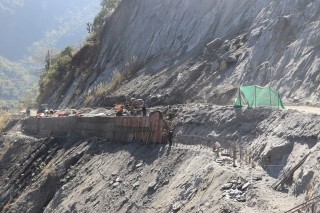 बेनी-जोमसोम सडकको म्याग्दी खण्डको सडकमा पहिरो रोकथाम योजना सुरु   