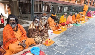 महाशिवरात्रिमा पशुपतिनाथ आएका नागा बाबासहितका साधुसन्तको बिदाइ   