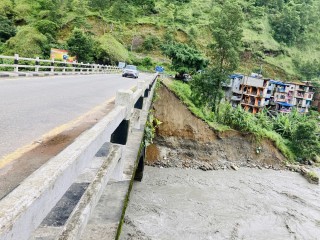 कालीगण्डकीको कटानले जोखिममा पुल   