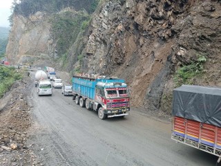 पहिरो र बाढीका कारण देशका विभिन्न राजमार्ग अवरुद्ध