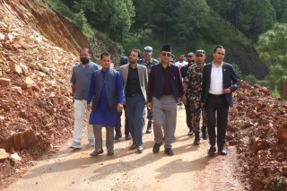 नुवाकोटका पहिरो प्रभावित बस्तीमा सञ्चारमन्त्री, तत्काल संरक्षण र स्थानान्तरणको निर्देशन