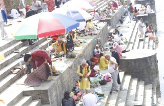 सोह्र श्राद्धको अन्तिम दिन पशुपतिमा श्राद्ध तथा पिण्डदान   