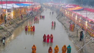 उदाउँदो सूर्यलाई अर्घ दिँदै मधेसमा छठ सम्पन्न : ‘छठके सनेस’ सुरु