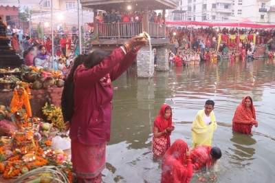 उदाउँदो सूर्यलाई अघ्र्य दिइयो, छठपर्व सम्पन्न