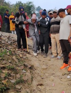 १०७ वर्षीय ज्येष्ठ नागरिकद्वारा मतदान    