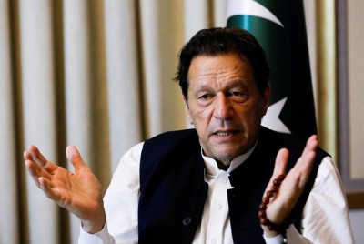पाकिस्तानी पूर्व प्रधानमन्त्री खानको भ्रष्टाचारविरूद्धको मुद्दा रोक्का    