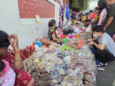 तिहारमा मिठाइ, किसमिस र झिलिमिली बत्तीको व्यापार बढ्यो   