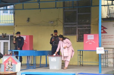 महिला मतदाताको उत्साह : पहिला मत खसाल्ने, पछि काम गर्ने       