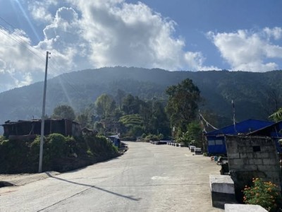 स्थानीयवासीद्वारा मध्यपहाडी सडक अन्तर्गत छहरे खण्ड अवरुद्ध    