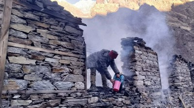 छेकम्पारमा आगलागी हुँदा एकजना घाइते     