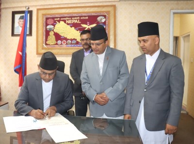 उद्योगमन्त्री सिन्हाद्वारा पदबहाली, पुनःनिर्माणमा देशमै उत्पादित सामाग्रीको प्रयोग गर्न निर्देशन   