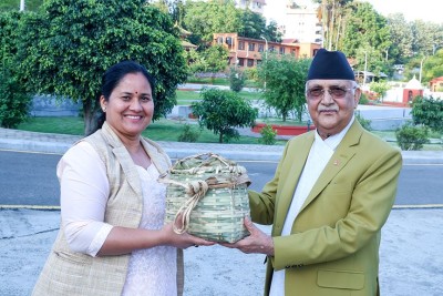 प्रधानमन्त्रीलाई चेपाङ समुदायबाट चिउरी उपहार        