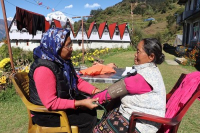 अन्नपूर्णमा टोल टोलमा पुगेर स्वास्थ्य परीक्षण