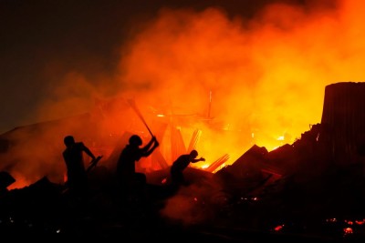 ढाकाको झुपडपट्टीमा भीषण आगलागी, हजारौँ घरबारविहीन        