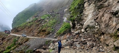 सुक्खा पहिराले बेनी-जोमसोम सडकमा आवतजावत रोकियो     