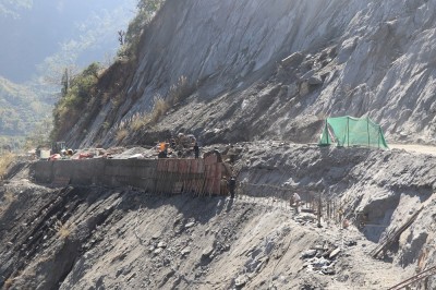 बेनी-जोमसोम सडकको म्याग्दी खण्डको सडकमा पहिरो रोकथाम योजना सुरु   