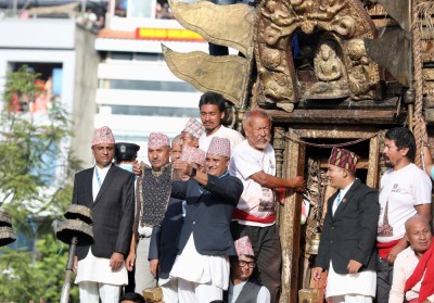 हजारौं मानिसका सामु भोटो देखाइयो