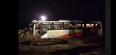 विनयी खोलामा आएको बाढीले बस बगायो, यात्रु सकुशल   