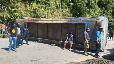 बसमा पहाडबाट खसेको ढुङ्गा लाग्दा १९ जना घाइते