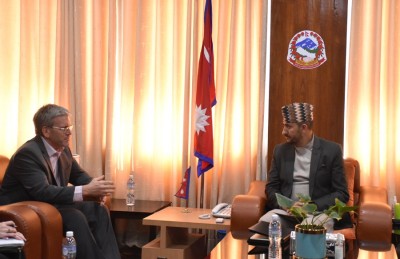 सञ्चारमन्त्री खरेलसँग अमेरिकी राजदूत थम्प्सनको शिष्टाचार भेट   