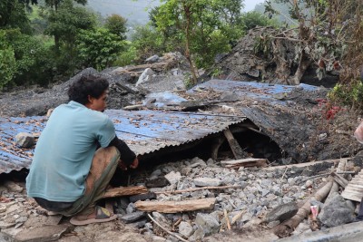 धान भित्र्याउने बेलाको खेत क्षणभरमै बगर बनेपछि...   