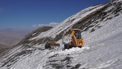 साङ्ता मतदान केन्द्र जाने सडकको हिउँ पन्छाइँदै   
