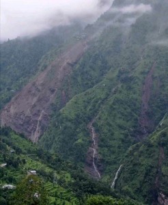दोलखामा पहिरोमा परी बालकको मृत्यु, तीन जना बेपत्ता   