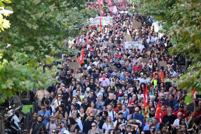 फ्रान्समा लगातारको हड्तालले नयाँ प्रधानमन्त्रीको बजेट योजना चुनौतीपूर्ण        