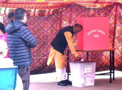 नेपाली कांग्रेसका सभापति थापाद्वारा मतदान    