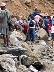 कर्णाली राजमार्ग अवरुद्ध, स्याउ बाटोमै कुहिने चिन्ता