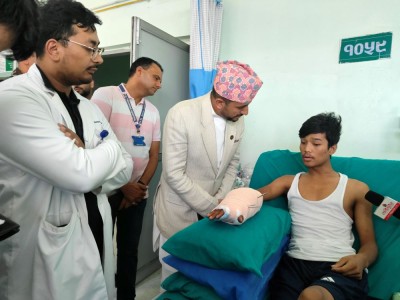 सञ्चारमन्त्री खरेलद्वारा जनेजी प्रदर्शनका घाइतेसँग भेट    