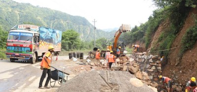 मुग्लिन-मलेखु सडकखण्ड अन्तर्गत घोप्टे भिरको भित्तो काटियो        