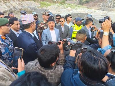 गृहमन्त्री गुरुङद्वारा क्षतिग्रस्त बिपी राजमार्गको अवलोकन, विपत्तिमा ‘हेलीबाट’ उद्धार गर्न निर्देशन