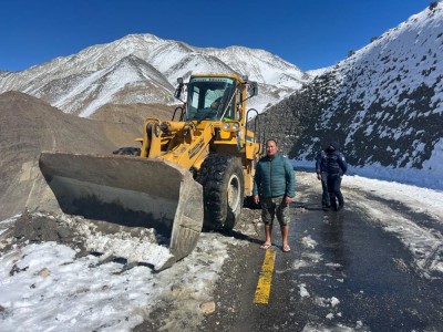 अवरुद्ध कागबेनी-मुक्तिनाथ सडकको हिउँ पन्छ्याउन शुरू    